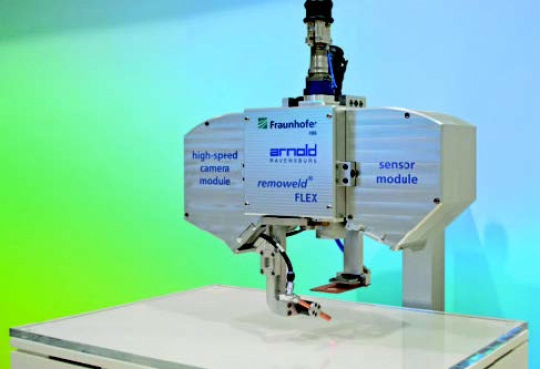 Der am Fraunhofer IWS entwickelte remoweldFLEX Schweißkopf ermöglicht mit seiner hochdynamischen Laser-Oszillation eine homogene, drastisch porenreduzierte Schweißnahtausbildung. - © FRAUNHOFER IWS