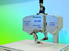 Der am Fraunhofer IWS entwickelte remoweldFLEX Schweißkopf ermöglicht mit seiner hochdynamischen Laser-Oszillation eine homogene, drastisch porenreduzierte Schweißnahtausbildung.
