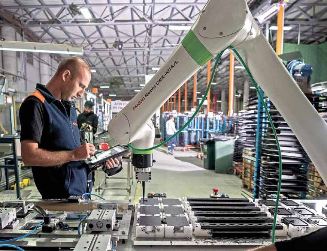 Einfühlsame Roboter sollen künftig Industriemitarbeiter unterstützen. - © FANUC Einfühlsame Roboter sollen künftig Industriemitarbeiter unterstützen. - © FANUC