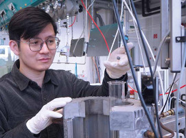 Wie Mangan und Eisen in Lichtbogenöfen unter Verwendung von Wasserstoff reduziert werden können, erforscht Dr. Yan Ma am MPIE.