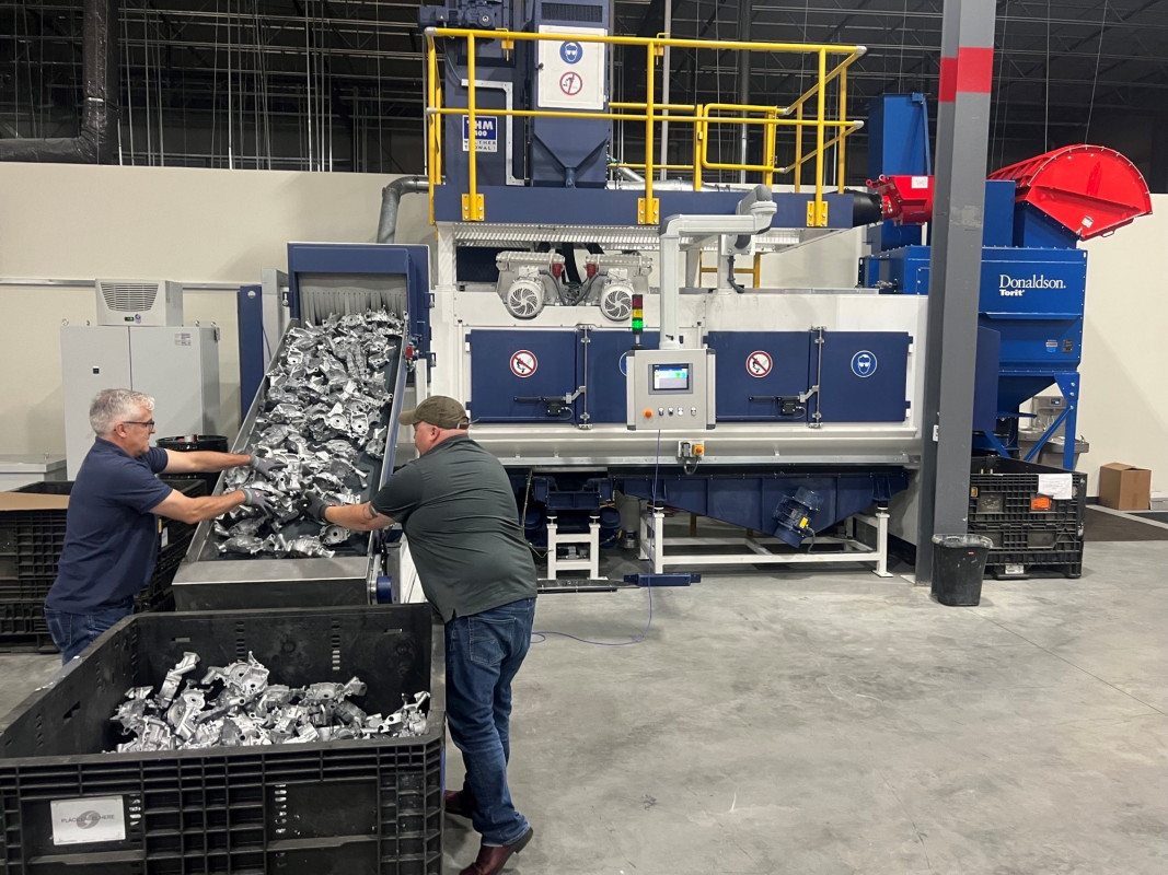 A THM 400 shot blast machine in the TTC test and training center in Grand Rapids/USA is loaded with aluminum die-castings for the automobile industry. - © Walther Trowal A THM 400 shot blast machine in the TTC test and training center in Grand Rapids/USA is loaded with aluminum die-castings for the automobile industry. - © Walther Trowal