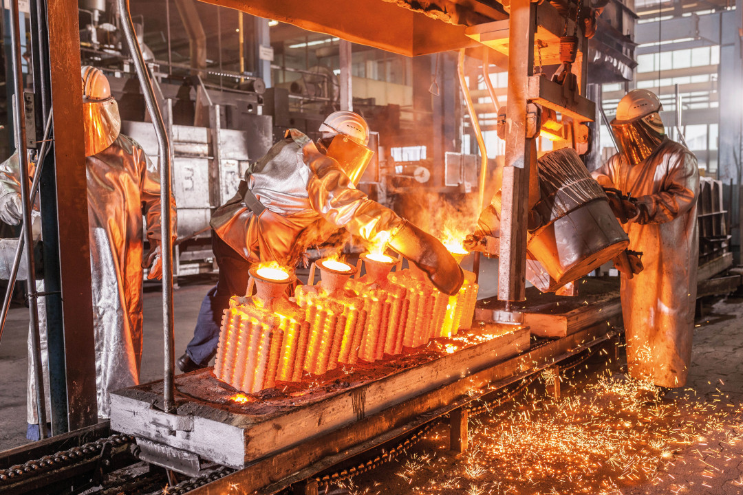 Even castings of 1000° C and more can be safely touched with Jutec protective gloves. - © Jutec Even castings of 1000° C and more can be safely touched with Jutec protective gloves. - © Jutec