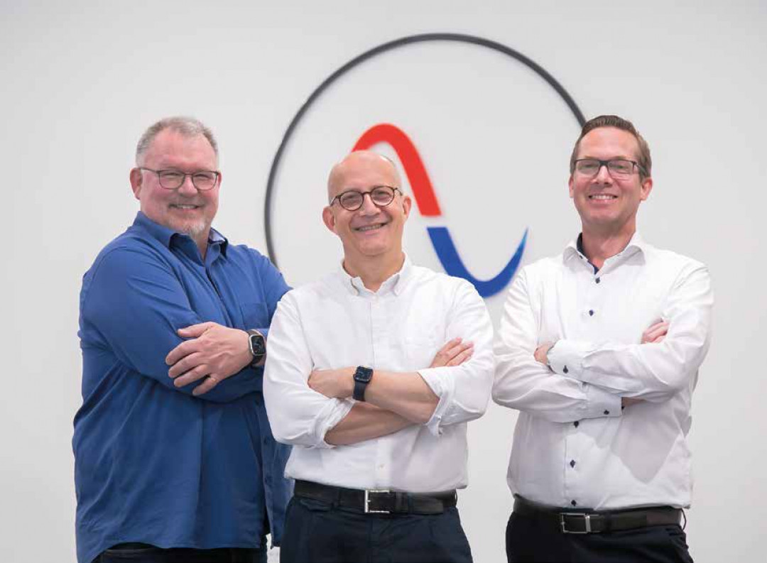 Die Initiatoren der Übernahme: hotset-Geschäftsführer Ralf Schwarzkopf (m.), iQtemp- Geschäftsführer Carlo Hüsken (li.) und hotset-Vertriebsleiter Sven Braatz (re.). - © HOTSET Die Initiatoren der Übernahme: hotset-Geschäftsführer Ralf Schwarzkopf (m.), iQtemp- Geschäftsführer Carlo Hüsken (li.) und hotset-Vertriebsleiter Sven Braatz (re.). - © HOTSET