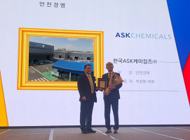 Jeong-Hyun Park, General Manager Korea, nimmt die Auszeichnung im Namen von ASK Chemicals entgegen