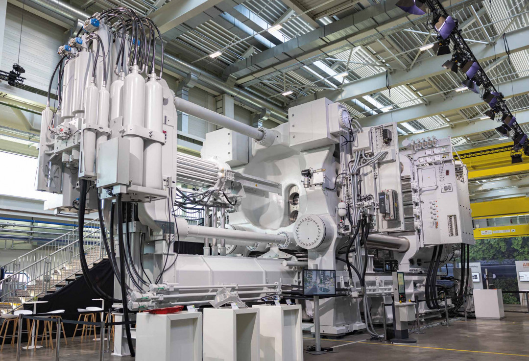 Die Carat 840 ist 7,6 m hoch, braucht 160 m² Platz und schafft es laut Hersteller, 200 kg flüssiges Aluminium in Millisekunden in die Form zu spritzen. - © BÜHLER Die Carat 840 ist 7,6 m hoch, braucht 160 m² Platz und schafft es laut Hersteller, 200 kg flüssiges Aluminium in Millisekunden in die Form zu spritzen. - © BÜHLER