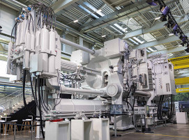 Die Carat 840 ist 7,6 m hoch, braucht 160 m² Platz und schafft es laut Hersteller, 200 kg flüssiges Aluminium in Millisekunden in die Form zu spritzen.