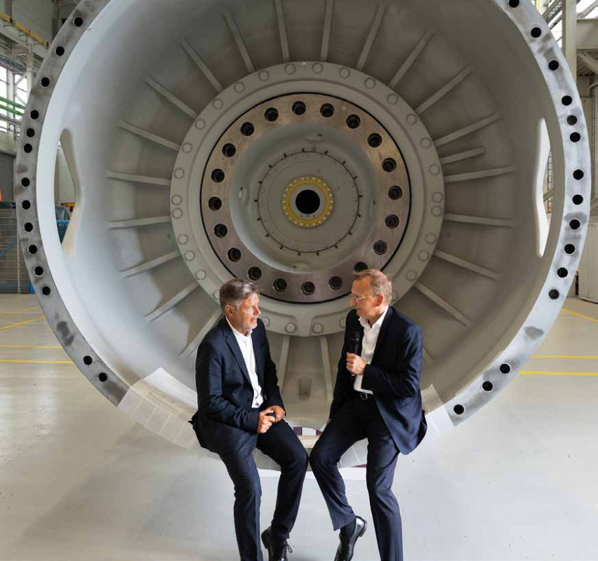 Wirtschaftsminister Habeck und Flender-CEO in einem 10-Megawatt-Offshoregetriebe. - © FLENDER INTERNATIONAL Wirtschaftsminister Habeck und Flender-CEO in einem 10-Megawatt-Offshoregetriebe. - © FLENDER INTERNATIONAL
