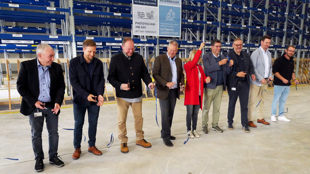 Gemeinsame Durchtrennung des Bandes (v.l.): Roland Diehm (Ersa), Sven Rückert (Riedel Bau), Architekt Peter Menig, Kurtz Ersa-Beirat und Bauherr Rainer Kurtz, Carolin Kurtz (Gesellschafterin), Bürgermeister Klaus Thoma, Thomas Mühleck (CFO/CEO a.i. und Geschäftsführer Kurtz Ersa Logistik), Markus Schmidt (Lagerleiter Kurtz Ersa Logistik) und Logistik-Betriebsrat Andreas Alt - © Kurtz Ersa Gemeinsame Durchtrennung des Bandes (v.l.): Roland Diehm (Ersa), Sven Rückert (Riedel Bau), Architekt Peter Menig, Kurtz Ersa-Beirat und Bauherr Rainer Kurtz, Carolin Kurtz (Gesellschafterin), Bürgermeister Klaus Thoma, Thomas Mühleck (CFO/CEO a.i. und Geschäftsführer Kurtz Ersa Logistik), Markus Schmidt (Lagerleiter Kurtz Ersa Logistik) und Logistik-Betriebsrat Andreas Alt - © Kurtz Ersa