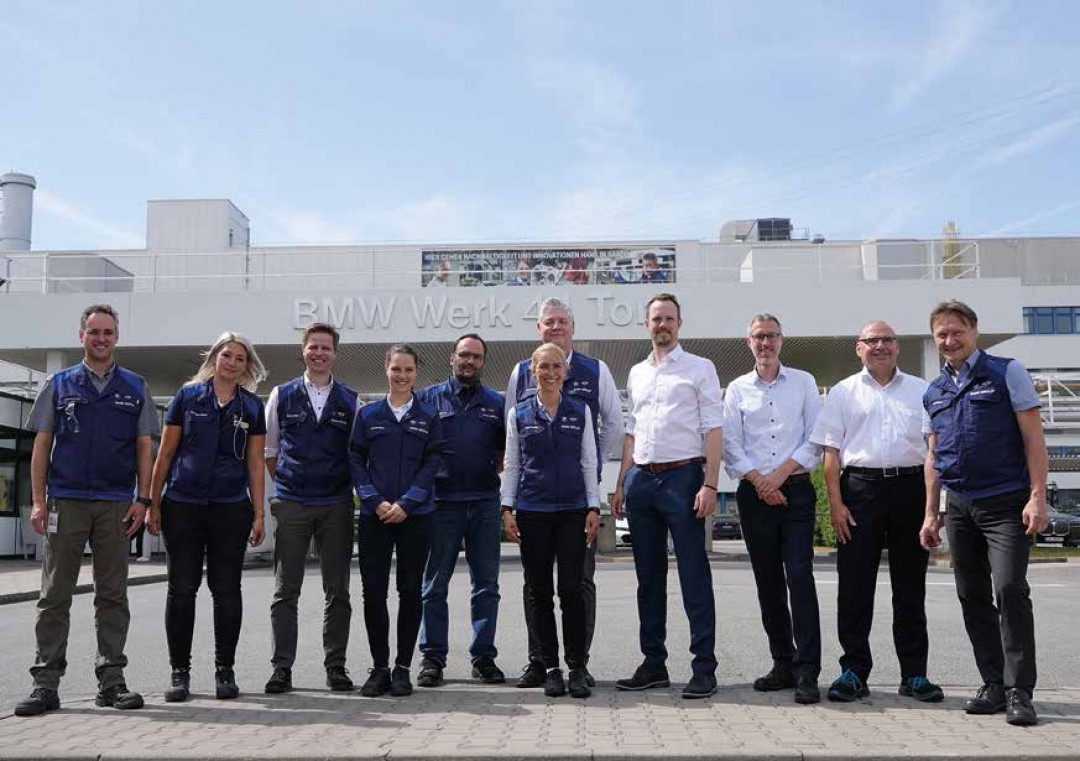 Karl Bauer (right) with representatives from Agamus Consult GmbH and colleagues from the light metal foundry at the evaluation in June 2023. - © BMW GROUP Karl Bauer (right) with representatives from Agamus Consult GmbH and colleagues from the light metal foundry at the evaluation in June 2023. - © BMW GROUP
