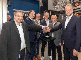 (from left) Bernhard Ebner, Chairman of the Works Council of the BMW Group Landshut plant, with Rainer Haselbeck, District President of Lower Bavaria, as well as with Ergolding's Mayor Andreas Strauß, Lord Mayor Alexander Putz, District Administrator Peter Dreier and Site and Foundry Manager Stefan Kasperowski at the commissioning of the casting plant.