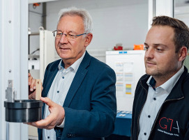 Prof. Dr. Lothar Kallien (links) und Dr. Daniel Schwarz von der Hochschule Aalen möchten Holz mit seiner niedrigen CO2-Bilanz wieder in Autokarosserien aufleben lassen.