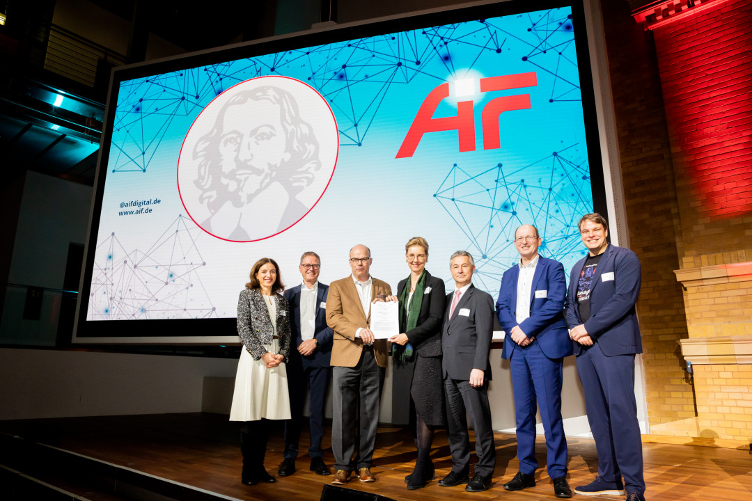 Alexandra Horn (DIN), Hermann Behrens (DIN), Prof. Michael Bruno Klein, Sibylle Gabler, Dr. Stefan Heusinger (DKE), Michael See (DKE), Jan-Frederik Kremer (v.l.) - © Jürgen Schulzki, AiF Alexandra Horn (DIN), Hermann Behrens (DIN), Prof. Michael Bruno Klein, Sibylle Gabler, Dr. Stefan Heusinger (DKE), Michael See (DKE), Jan-Frederik Kremer (v.l.) - © Jürgen Schulzki, AiF