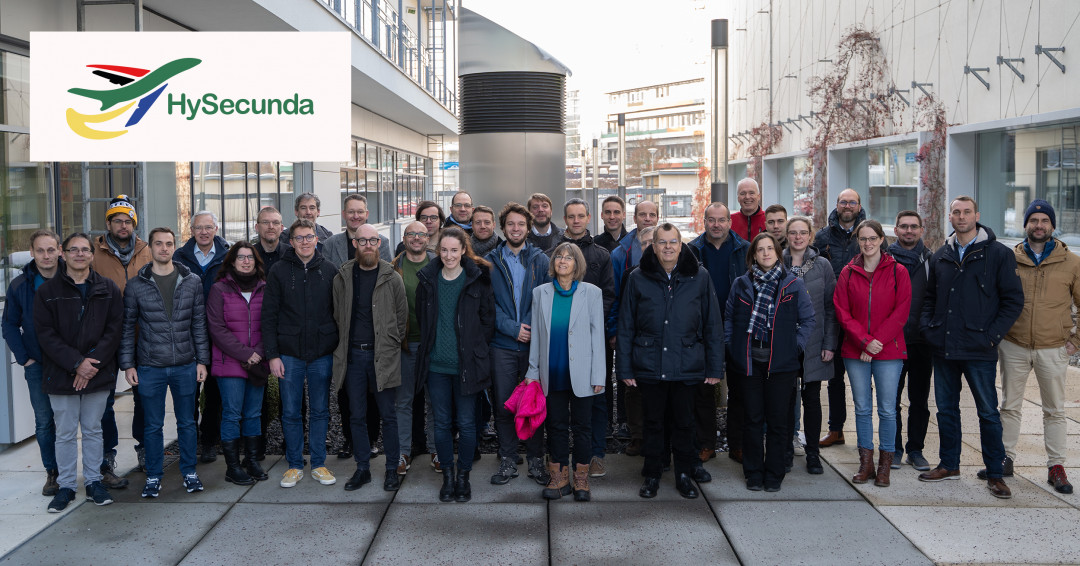 Gruppenfoto vom Kickoff-Treffen HySecunda des gesamten Konsortiums - © Fraunhofer IMWS Gruppenfoto vom Kickoff-Treffen HySecunda des gesamten Konsortiums - © Fraunhofer IMWS