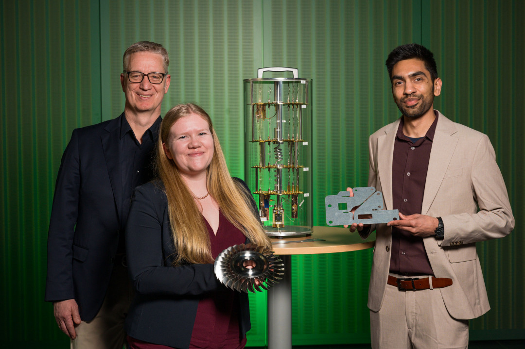 Wolfgang Maaß (l.) und seine wissenschaftlichen Mitarbeiter Hannah Stein und Ankit Agrawal (r.) forschen mit Partnern aus Wissenschaft und Wirtschaft daran, die Leistungskraft der Quanten für die metallverarbeitende Industrie nutzbar zu machen. - © Oliver Dietze Wolfgang Maaß (l.) und seine wissenschaftlichen Mitarbeiter Hannah Stein und Ankit Agrawal (r.) forschen mit Partnern aus Wissenschaft und Wirtschaft daran, die Leistungskraft der Quanten für die metallverarbeitende Industrie nutzbar zu machen. - © Oliver Dietze