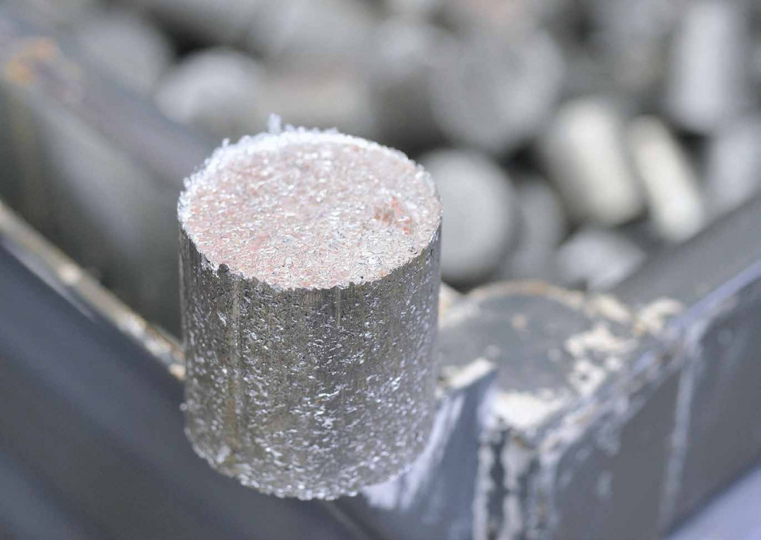 If metal shavings are pressed into briquettes, the volume of aluminium, for example, is reduced volume of aluminium is reduced to a tenth. - © RUF MASCHINENBAU If metal shavings are pressed into briquettes, the volume of aluminium, for example, is reduced volume of aluminium is reduced to a tenth. - © RUF MASCHINENBAU