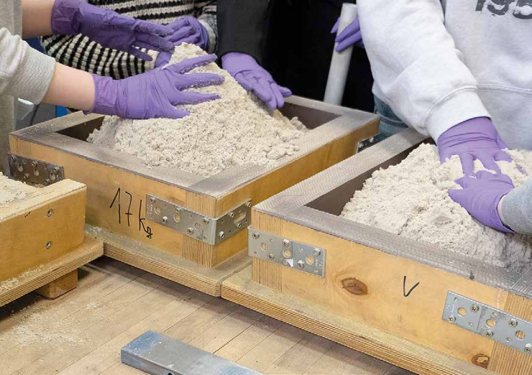 Sand mischen und Kernkasten formen – ein Programmpunkt des Girls Days. - © ASK CHEMICALS Sand mischen und Kernkasten formen – ein Programmpunkt des Girls Days. - © ASK CHEMICALS