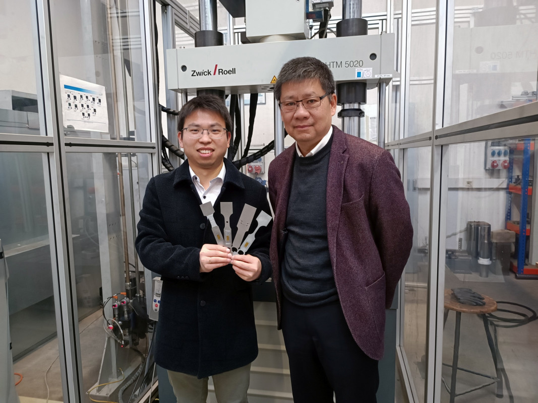 Chongyang Zeng and Prof. Dr. Xiangfan Fang from the Chair of Lightweight Vehicle Construction at the University of Siegen with the newly developed geometric test moulds: they enable precise force measurements during crash loading. - © University of Siegen Chongyang Zeng and Prof. Dr. Xiangfan Fang from the Chair of Lightweight Vehicle Construction at the University of Siegen with the newly developed geometric test moulds: they enable precise force measurements during crash loading. - © University of Siegen