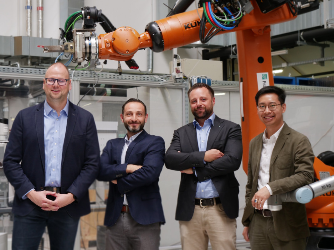 Das Botfellows-Team, von links nach rechts: Sebastian Krusche, Dr.-Ing. Mohamad Bdiwi, Paul Eichler, Jayanto Halim - © Fraunhofer IWU Das Botfellows-Team, von links nach rechts: Sebastian Krusche, Dr.-Ing. Mohamad Bdiwi, Paul Eichler, Jayanto Halim - © Fraunhofer IWU