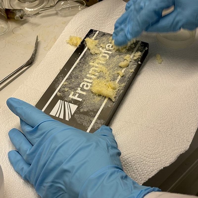 Auftragung der Salzpaste auf eine Materialprobe - © Fraunhofer LBF Auftragung der Salzpaste auf eine Materialprobe - © Fraunhofer LBF