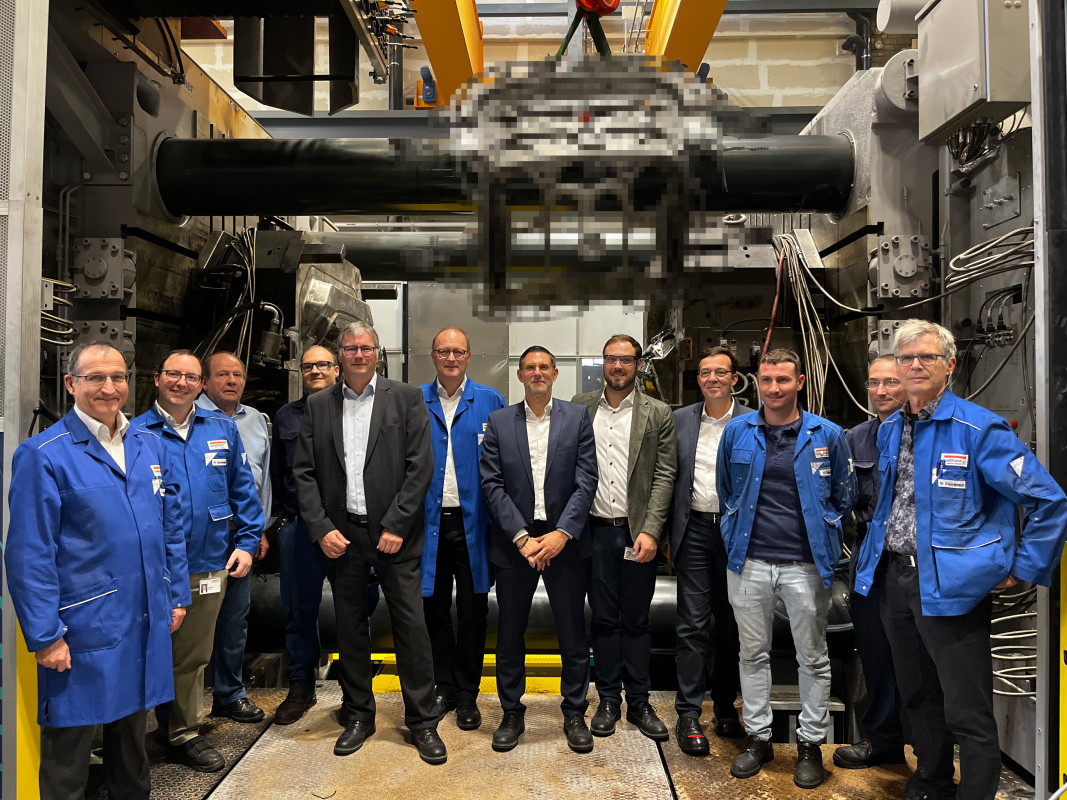 v.l.n.r.: H.Hahn (Mitglied der Unternehmensleitung), M.Handtmann (Co-CEO Handtmann Holding), H.Hirt (Bereichsleiter Dauerformen), T.Nunnenmacher (Abteilung Technologie), H.Pfeiffer (GF Leichtmetallguss), W.Schmidt (GF Leichtmetallguss), D.Seckler (GF Leichtmetallguss), V.Ulrich (Co-CEO Handtmann Holding), Dr. R.Omagbemi (Mitglied der Unternehmensleitung), M.Bilgery (Abteilungsleiter Technologie), M.Unkel (Abteilung Technologie), M.Eisenbraun (Abteilungsleiter Fertigungsvorentwicklung) - © Albert Handtmann Metallgusswerk GmbH & Co. KG v.l.n.r.: H.Hahn (Mitglied der Unternehmensleitung), M.Handtmann (Co-CEO Handtmann Holding), H.Hirt (Bereichsleiter Dauerformen), T.Nunnenmacher (Abteilung Technologie), H.Pfeiffer (GF Leichtmetallguss), W.Schmidt (GF Leichtmetallguss), D.Seckler (GF Leichtmetallguss), V.Ulrich (Co-CEO Handtmann Holding), Dr. R.Omagbemi (Mitglied der Unternehmensleitung), M.Bilgery (Abteilungsleiter Technologie), M.Unkel (Abteilung Technologie), M.Eisenbraun (Abteilungsleiter Fertigungsvorentwicklung) - © Albert Handtmann Metallgusswerk GmbH & Co. KG