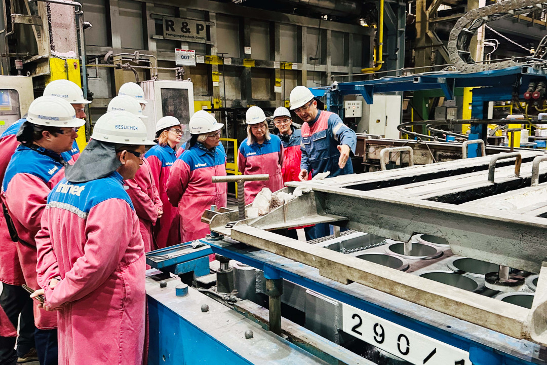 Die Besucherinnen und Besucher informierten sich am Gießtisch über die Produktion von Pressbolzen aus Aluminium. - © Trimet Die Besucherinnen und Besucher informierten sich am Gießtisch über die Produktion von Pressbolzen aus Aluminium. - © Trimet
