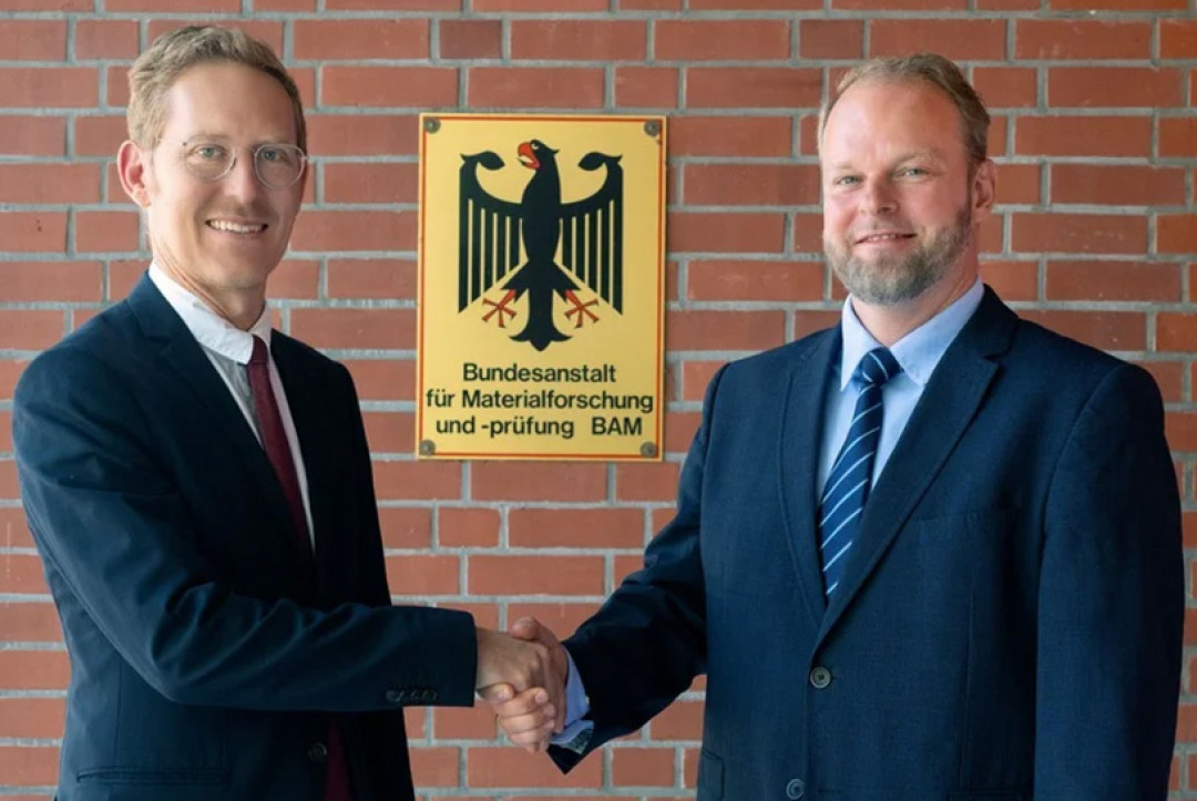 Das Beitragsbild zeigt (v.l.): Dr. Bastian Kern (BMWE), Leiter Referat Rohstofffonds und Leichtbau, und Dr. Moritz Caspar Schlegel (BAM), neuer Leiter der Geschäftsstelle; Foto: BAM